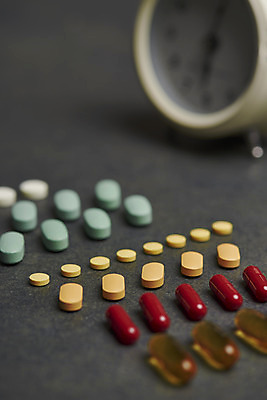 포토 JPG 스튜디오촬영 검은배경 실내 근접촬영 사람없음 아웃포커스 알약 건강관리 자명종 일렬 건강보조식품 영양소 영양제 건강기능식품 국내포토 뷰포인트 시계 백그라운드 촬영기법 건강 관리 내부 약 검은색 알람 건강식품 파일형식