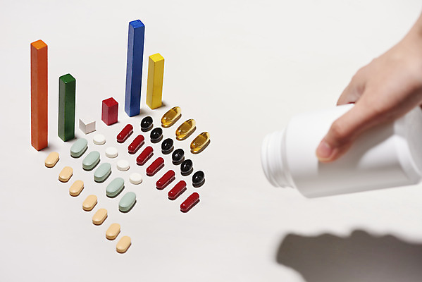 포토 JPG 스튜디오촬영 손 실내 그림자 들기 신체부위 알약 건강관리 약병 막대그래프 흰배경 일렬 건강보조식품 영양제 건강기능식품 국내포토 백그라운드 모션 그래프 건강 관리 사람 내부 약 흰색 건강식품 병_담는 파일형식