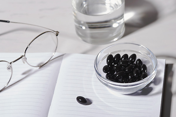 포토 JPG 스튜디오촬영 안경 실내 사람없음 알약 건강관리 공책 물컵 흰배경 유리그릇 건강보조식품 영양제 건강기능식품 국내포토 그릇 잡화 백그라운드 유리 문구용품 건강 관리 내부 컵 약 흰색 건강식품 파일형식