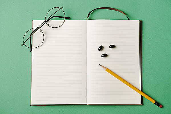 포토 JPG 스튜디오촬영 안경 실내 사람없음 하이앵글 알약 연필 건강관리 공책 건강보조식품 영양제 초록배경 건강기능식품 국내포토 잡화 뷰포인트 백그라운드 문구용품 학용품 건강 관리 내부 초록색 필기구 약 건강식품 파일형식