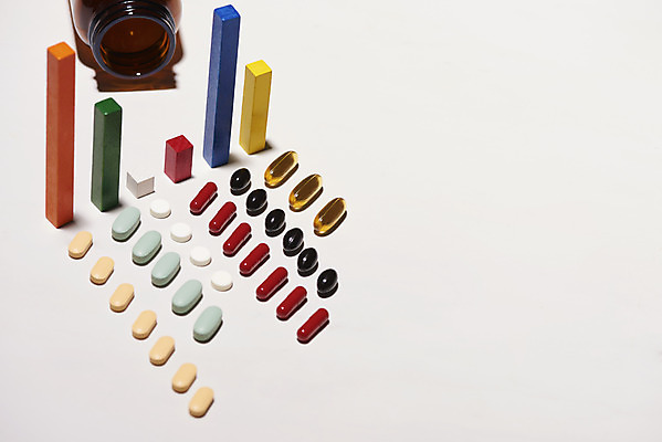 포토 JPG 스튜디오촬영 그래프 실내 사람없음 알약 건강관리 약병 흰배경 일렬 건강보조식품 영양제 건강기능식품 국내포토 백그라운드 건강 관리 내부 약 흰색 건강식품 병_담는 파일형식