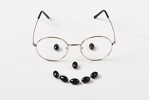 포토 JPG 스튜디오촬영 안경 실내 웃음 사람없음 알약 건강관리 흰배경 건강보조식품 영양제 건강기능식품 국내포토 잡화 백그라운드 표정 건강 관리 내부 약 흰색 건강식품 파일형식