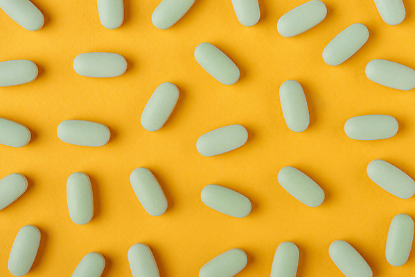 포토 JPG 스튜디오촬영 실내 사람없음 하이앵글 알약 건강관리 건강보조식품 노란배경 비타민제 영양제 건강기능식품 국내포토 뷰포인트 백그라운드 건강 관리 내부 약 노란색 건강식품 비타민 파일형식