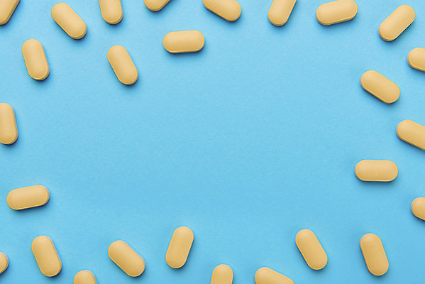 포토 JPG 스튜디오촬영 프레임 실내 사람없음 하이앵글 알약 건강관리 파란배경 건강보조식품 비타민제 영양제 건강기능식품 국내포토 뷰포인트 백그라운드 건강 관리 내부 파란색 약 건강식품 비타민 파일형식