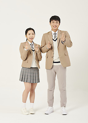 포토 JPG 스튜디오촬영 전신 여자 남자 교복 청소년 여고생 고등학생 실내 서기 미소 손짓 두명 앞모습 10대 스쿨라이프 십대라이프스타일 한국인 가리킴 십대만 베이지색배경 남고생 국내포토 학생 라이프스타일 옷 뷰포인트 백그라운드 학교 모션 표정 사람 동양인 내부 베이지색 파일형식