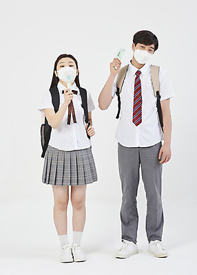 포토 JPG 스튜디오촬영 전신 응시 여자 남자 교복 청소년 여고생 고등학생 책가방 실내 마스크 서기 들기 두명 앞모습 10대 여름 스쿨라이프 십대라이프스타일 한국인 잡기 더위 흰배경 하복 십대만 남고생 손풍기 코로나바이러스 국내포토 학생 라이프스타일 시선 옷 계절 뷰포인트 백그라운드 가방 학교 모션 날씨 사람 동양인 내부 흰색 선풍기 바이러스 휴대용 여름옷 파일형식