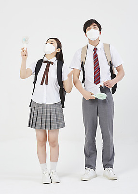 포토 JPG 스튜디오촬영 전신 응시 여자 남자 교복 청소년 여고생 고등학생 책가방 실내 마스크 서기 들기 두명 앞모습 10대 여름 스쿨라이프 십대라이프스타일 한국인 잡기 더위 흰배경 하복 십대만 남고생 손풍기 코로나바이러스 국내포토 학생 라이프스타일 시선 옷 계절 뷰포인트 백그라운드 가방 학교 모션 날씨 사람 동양인 내부 흰색 선풍기 바이러스 휴대용 여름옷 파일형식