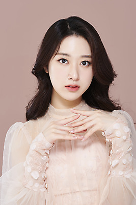 포토 JPG 스튜디오촬영 응시 드레스 여자 실내 한명 손짓 상반신 20대 성인 앞모습 화장 뷰티 한국인 청순 의료성형뷰티 성인여자한명만 갈색배경 국내포토 1 시선 옷 뷰포인트 백그라운드 컨셉 모션 사람 동양인 청년 내부 갈색 여자한명만 성인여자만 파일형식