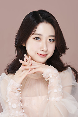 포토 JPG 스튜디오촬영 응시 드레스 여자 실내 한명 미소 상반신 20대 성인 앞모습 화장 뷰티 한국인 깍지 청순 의료성형뷰티 성인여자한명만 갈색배경 국내포토 1 시선 옷 뷰포인트 백그라운드 컨셉 표정 사람 동양인 손짓 청년 내부 갈색 여자한명만 성인여자만 파일형식