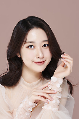 포토 JPG 스튜디오촬영 응시 드레스 여자 실내 한명 미소 손짓 상반신 20대 성인 앞모습 화장 뷰티 한국인 청순 의료성형뷰티 성인여자한명만 갈색배경 국내포토 1 시선 옷 뷰포인트 백그라운드 컨셉 모션 표정 사람 동양인 청년 내부 갈색 여자한명만 성인여자만 파일형식