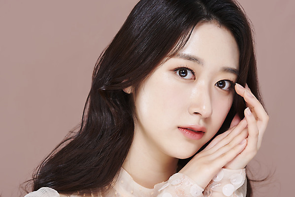 포토 JPG 스튜디오촬영 응시 드레스 여자 실내 한명 손짓 근접촬영 상반신 20대 성인 앞모습 화장 뷰티 한국인 청순 의료성형뷰티 성인여자한명만 갈색배경 국내포토 1 시선 옷 뷰포인트 백그라운드 컨셉 모션 사람 동양인 청년 내부 갈색 여자한명만 성인여자만 파일형식