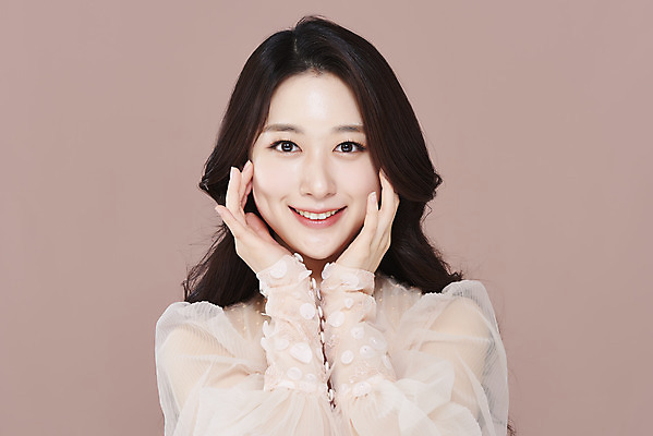 포토 JPG 스튜디오촬영 응시 드레스 여자 실내 한명 미소 상반신 20대 성인 앞모습 화장 뷰티 한국인 꽃받침 청순 의료성형뷰티 성인여자한명만 갈색배경 국내포토 1 시선 옷 뷰포인트 백그라운드 컨셉 표정 사람 동양인 손짓 청년 내부 갈색 여자한명만 성인여자만 파일형식