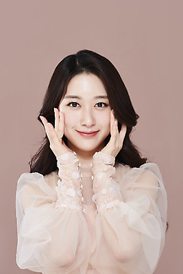 포토 JPG 스튜디오촬영 응시 드레스 여자 실내 한명 미소 손짓 상반신 20대 성인 앞모습 화장 뷰티 한국인 청순 의료성형뷰티 성인여자한명만 갈색배경 국내포토 1 시선 옷 뷰포인트 백그라운드 컨셉 모션 표정 사람 동양인 청년 내부 갈색 여자한명만 성인여자만 파일형식