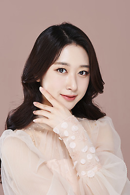 포토 JPG 스튜디오촬영 응시 드레스 여자 실내 한명 미소 손짓 상반신 20대 성인 앞모습 화장 뷰티 한국인 청순 의료성형뷰티 성인여자한명만 갈색배경 국내포토 1 시선 옷 뷰포인트 백그라운드 컨셉 모션 표정 사람 동양인 청년 내부 갈색 여자한명만 성인여자만 파일형식