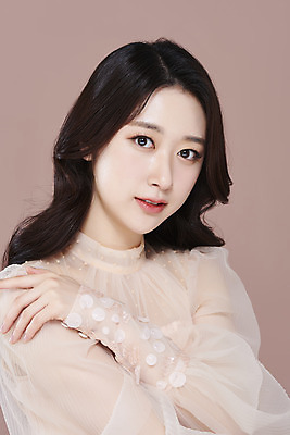 포토 JPG 스튜디오촬영 응시 드레스 여자 실내 한명 손짓 상반신 20대 성인 앞모습 화장 뷰티 한국인 청순 의료성형뷰티 성인여자한명만 갈색배경 국내포토 1 시선 옷 뷰포인트 백그라운드 컨셉 모션 사람 동양인 청년 내부 갈색 여자한명만 성인여자만 파일형식