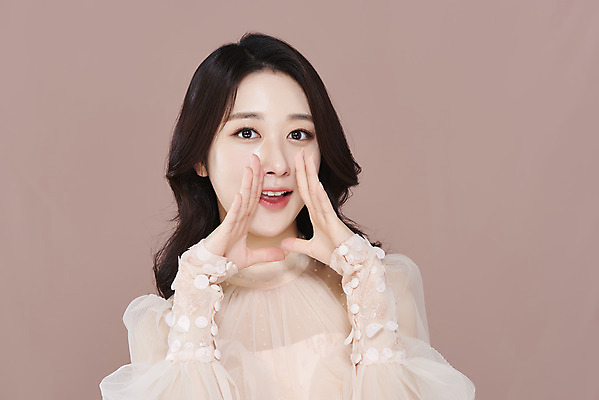 포토 JPG 스튜디오촬영 응시 드레스 여자 실내 한명 미소 상반신 20대 성인 앞모습 화장 뷰티 외침 한국인 청순 의료성형뷰티 성인여자한명만 갈색배경 국내포토 1 시선 옷 뷰포인트 백그라운드 컨셉 표정 사람 동양인 청년 내부 갈색 소리 여자한명만 성인여자만 파일형식