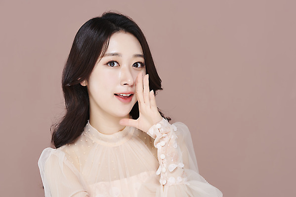 포토 JPG 스튜디오촬영 응시 드레스 여자 실내 한명 미소 상반신 20대 성인 앞모습 화장 뷰티 외침 한국인 청순 의료성형뷰티 성인여자한명만 갈색배경 국내포토 1 시선 옷 뷰포인트 백그라운드 컨셉 표정 사람 동양인 청년 내부 갈색 소리 여자한명만 성인여자만 파일형식