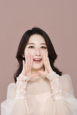 포토 JPG 스튜디오촬영 응시 드레스 여자 실내 한명 미소 상반신 20대 성인 앞모습 화장 뷰티 외침 한국인 청순 의료성형뷰티 성인여자한명만 갈색배경 국내포토 1 시선 옷 뷰포인트 백그라운드 컨셉 표정 사람 동양인 청년 내부 갈색 소리 여자한명만 성인여자만 파일형식