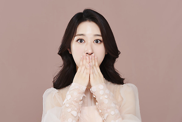 포토 JPG 스튜디오촬영 응시 드레스 여자 실내 한명 상반신 20대 성인 앞모습 화장 뷰티 놀람 한국인 입가림 청순 의료성형뷰티 성인여자한명만 갈색배경 국내포토 1 시선 옷 감정 뷰포인트 백그라운드 컨셉 표정 사람 동양인 청년 내부 갈색 가림 여자한명만 성인여자만 파일형식