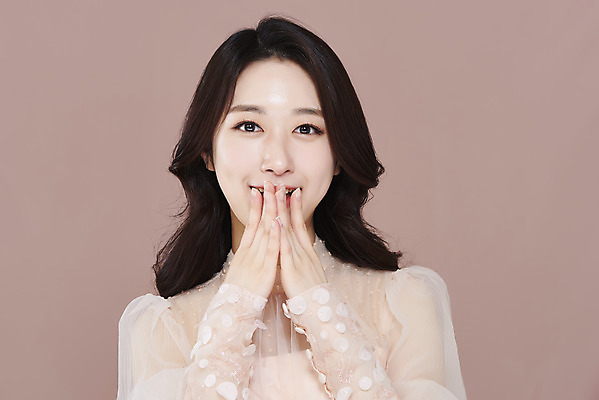 포토 JPG 스튜디오촬영 응시 드레스 여자 실내 한명 미소 상반신 20대 성인 앞모습 화장 뷰티 한국인 입가림 청순 의료성형뷰티 성인여자한명만 갈색배경 국내포토 1 시선 옷 뷰포인트 백그라운드 컨셉 표정 사람 동양인 청년 내부 갈색 가림 여자한명만 성인여자만 파일형식