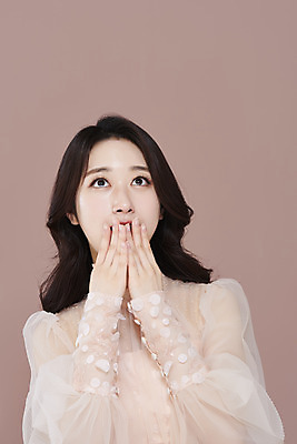포토 JPG 스튜디오촬영 드레스 여자 실내 한명 상반신 20대 성인 앞모습 화장 뷰티 놀람 한국인 올려보기 입가림 청순 의료성형뷰티 성인여자한명만 갈색배경 국내포토 1 옷 감정 뷰포인트 백그라운드 컨셉 모션 표정 사람 동양인 청년 내부 갈색 가림 여자한명만 성인여자만 파일형식