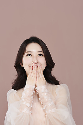 포토 JPG 스튜디오촬영 드레스 여자 실내 한명 웃음 상반신 20대 성인 앞모습 화장 뷰티 한국인 올려보기 입가림 청순 의료성형뷰티 성인여자한명만 갈색배경 국내포토 1 옷 뷰포인트 백그라운드 컨셉 모션 표정 사람 동양인 청년 내부 갈색 가림 여자한명만 성인여자만 파일형식