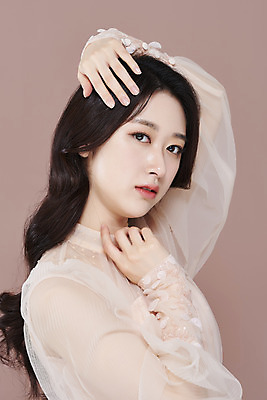 포토 JPG 스튜디오촬영 응시 드레스 여자 실내 한명 손짓 상반신 20대 성인 옆모습 화장 뷰티 한국인 청순 의료성형뷰티 성인여자한명만 갈색배경 국내포토 1 시선 옷 뷰포인트 백그라운드 컨셉 모션 사람 동양인 청년 내부 갈색 여자한명만 성인여자만 파일형식