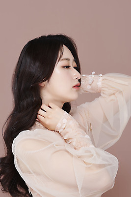 포토 JPG 스튜디오촬영 응시 드레스 여자 실내 한명 손짓 상반신 20대 성인 옆모습 화장 뷰티 한국인 청순 의료성형뷰티 성인여자한명만 갈색배경 국내포토 1 시선 옷 뷰포인트 백그라운드 컨셉 모션 사람 동양인 청년 내부 갈색 여자한명만 성인여자만 파일형식