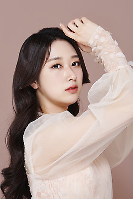 포토 JPG 스튜디오촬영 응시 드레스 여자 실내 한명 손짓 상반신 20대 성인 옆모습 화장 뷰티 손들기 한국인 청순 의료성형뷰티 성인여자한명만 갈색배경 국내포토 1 시선 옷 뷰포인트 백그라운드 컨셉 모션 사람 동양인 청년 내부 갈색 여자한명만 성인여자만 파일형식