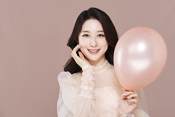 포토 JPG 스튜디오촬영 응시 드레스 여자 실내 한명 미소 들기 손짓 상반신 20대 성인 앞모습 화장 뷰티 한국인 풍선 청순 의료성형뷰티 성인여자한명만 갈색배경 국내포토 1 시선 옷 뷰포인트 백그라운드 컨셉 모션 표정 사람 동양인 청년 내부 갈색 여자한명만 성인여자만 파일형식