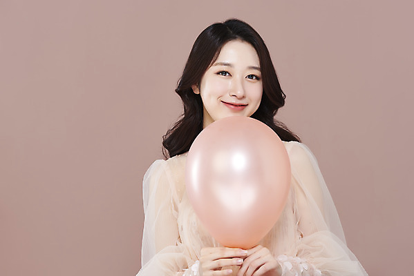 포토 JPG 스튜디오촬영 응시 드레스 여자 실내 한명 미소 들기 상반신 20대 성인 앞모습 화장 뷰티 한국인 풍선 청순 의료성형뷰티 성인여자한명만 갈색배경 국내포토 1 시선 옷 뷰포인트 백그라운드 컨셉 모션 표정 사람 동양인 청년 내부 갈색 여자한명만 성인여자만 파일형식