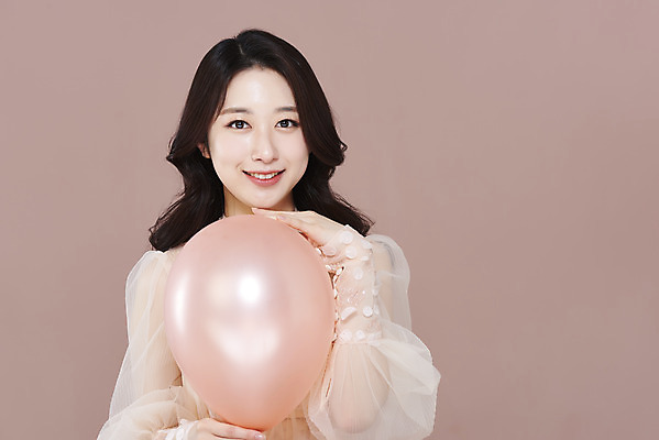 포토 JPG 스튜디오촬영 응시 드레스 여자 실내 한명 미소 들기 상반신 20대 성인 앞모습 화장 뷰티 한국인 풍선 청순 의료성형뷰티 성인여자한명만 갈색배경 국내포토 1 시선 옷 뷰포인트 백그라운드 컨셉 모션 표정 사람 동양인 청년 내부 갈색 여자한명만 성인여자만 파일형식