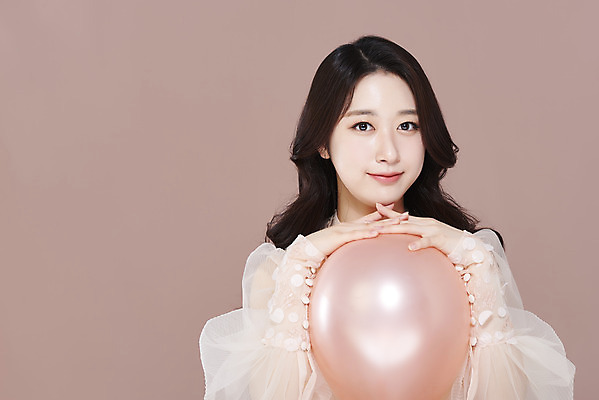 포토 JPG 스튜디오촬영 응시 드레스 여자 실내 한명 미소 들기 상반신 20대 성인 앞모습 화장 뷰티 한국인 풍선 청순 의료성형뷰티 성인여자한명만 갈색배경 국내포토 1 시선 옷 뷰포인트 백그라운드 컨셉 모션 표정 사람 동양인 청년 내부 갈색 여자한명만 성인여자만 파일형식