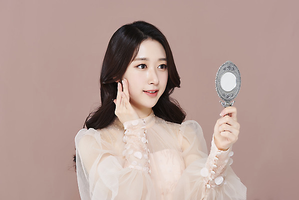 포토 JPG 스튜디오촬영 응시 드레스 여자 실내 한명 미소 들기 손짓 상반신 20대 성인 앞모습 화장 뷰티 한국인 손거울 청순 의료성형뷰티 성인여자한명만 갈색배경 국내포토 1 시선 옷 뷰포인트 백그라운드 컨셉 모션 표정 사람 동양인 청년 내부 갈색 거울 여자한명만 성인여자만 파일형식