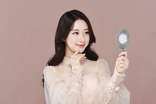 포토 JPG 스튜디오촬영 응시 드레스 여자 실내 한명 미소 들기 손짓 상반신 20대 성인 앞모습 화장 뷰티 한국인 손거울 청순 의료성형뷰티 성인여자한명만 갈색배경 국내포토 1 시선 옷 뷰포인트 백그라운드 컨셉 모션 표정 사람 동양인 청년 내부 갈색 거울 여자한명만 성인여자만 파일형식
