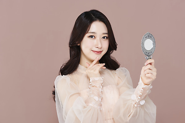 포토 JPG 스튜디오촬영 응시 드레스 여자 실내 한명 미소 들기 손짓 상반신 20대 성인 앞모습 화장 뷰티 한국인 손거울 청순 의료성형뷰티 성인여자한명만 갈색배경 국내포토 1 시선 옷 뷰포인트 백그라운드 컨셉 모션 표정 사람 동양인 청년 내부 갈색 거울 여자한명만 성인여자만 파일형식