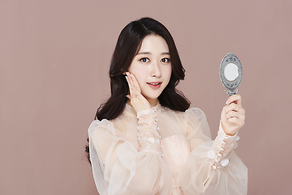 포토 JPG 스튜디오촬영 응시 드레스 여자 실내 한명 들기 손짓 상반신 20대 성인 앞모습 화장 뷰티 한국인 손거울 청순 의료성형뷰티 성인여자한명만 갈색배경 국내포토 1 시선 옷 뷰포인트 백그라운드 컨셉 모션 사람 동양인 청년 내부 갈색 거울 여자한명만 성인여자만 파일형식