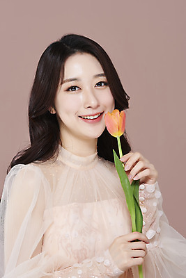 포토 JPG 스튜디오촬영 응시 드레스 여자 실내 한명 미소 들기 상반신 20대 성인 앞모습 화장 뷰티 한국인 튤립 청순 의료성형뷰티 성인여자한명만 갈색배경 국내포토 1 시선 옷 꽃 뷰포인트 백그라운드 컨셉 모션 표정 사람 동양인 청년 내부 갈색 여자한명만 성인여자만 파일형식