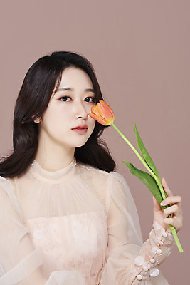 포토 JPG 스튜디오촬영 응시 드레스 여자 실내 한명 들기 상반신 20대 성인 앞모습 화장 뷰티 한국인 튤립 청순 의료성형뷰티 성인여자한명만 갈색배경 국내포토 1 시선 옷 꽃 뷰포인트 백그라운드 컨셉 모션 사람 동양인 청년 내부 갈색 여자한명만 성인여자만 파일형식