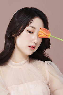포토 JPG 스튜디오촬영 응시 드레스 여자 실내 한명 들기 상반신 20대 성인 앞모습 화장 뷰티 한국인 튤립 눈가림 청순 의료성형뷰티 성인여자한명만 갈색배경 국내포토 1 시선 옷 꽃 뷰포인트 백그라운드 컨셉 모션 사람 동양인 청년 내부 갈색 가림 여자한명만 성인여자만 파일형식
