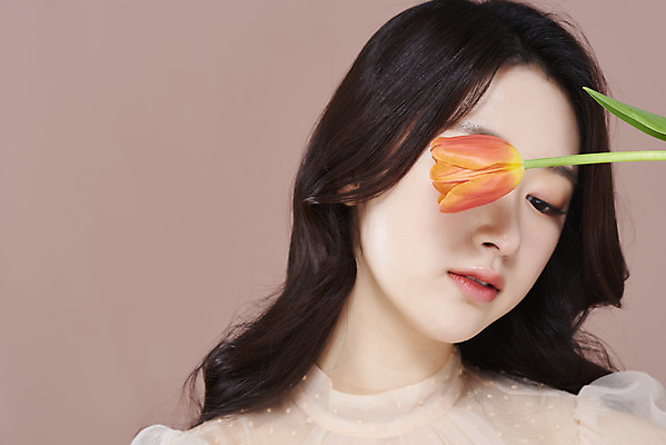 포토 JPG 스튜디오촬영 응시 드레스 여자 실내 한명 들기 근접촬영 상반신 20대 성인 앞모습 화장 뷰티 한국인 튤립 눈가림 청순 의료성형뷰티 성인여자한명만 갈색배경 국내포토 1 시선 옷 꽃 뷰포인트 백그라운드 컨셉 모션 사람 동양인 청년 내부 갈색 가림 여자한명만 성인여자만 파일형식