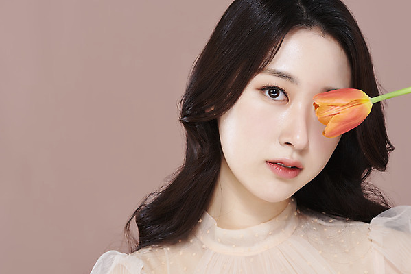 포토 JPG 스튜디오촬영 응시 드레스 여자 실내 한명 들기 상반신 20대 성인 앞모습 화장 뷰티 한국인 튤립 눈가림 청순 의료성형뷰티 성인여자한명만 갈색배경 국내포토 1 시선 옷 꽃 뷰포인트 백그라운드 컨셉 모션 사람 동양인 청년 내부 갈색 가림 여자한명만 성인여자만 파일형식