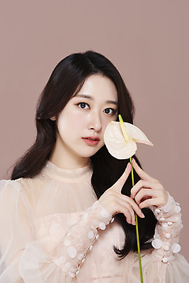 포토 JPG 스튜디오촬영 응시 드레스 여자 실내 한명 들기 상반신 20대 성인 앞모습 화장 뷰티 한국인 안스리움 청순 의료성형뷰티 성인여자한명만 갈색배경 국내포토 1 시선 옷 꽃 뷰포인트 백그라운드 컨셉 모션 사람 동양인 청년 내부 갈색 여자한명만 성인여자만 파일형식