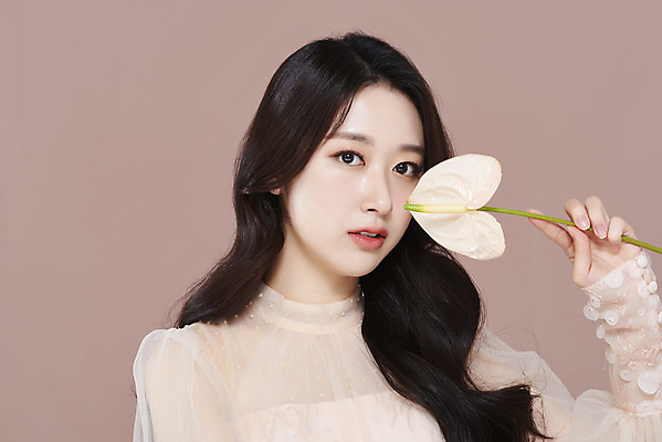 포토 JPG 스튜디오촬영 응시 드레스 여자 실내 한명 들기 상반신 20대 성인 앞모습 화장 뷰티 한국인 안스리움 청순 의료성형뷰티 성인여자한명만 갈색배경 국내포토 1 시선 옷 꽃 뷰포인트 백그라운드 컨셉 모션 사람 동양인 청년 내부 갈색 여자한명만 성인여자만 파일형식