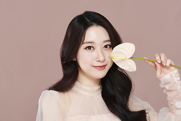 포토 JPG 스튜디오촬영 응시 드레스 여자 실내 한명 미소 들기 상반신 20대 성인 앞모습 화장 뷰티 한국인 안스리움 청순 의료성형뷰티 성인여자한명만 갈색배경 국내포토 1 시선 옷 꽃 뷰포인트 백그라운드 컨셉 모션 표정 사람 동양인 청년 내부 갈색 여자한명만 성인여자만 파일형식