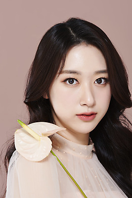 포토 JPG 스튜디오촬영 응시 드레스 여자 실내 한명 들기 상반신 20대 성인 옆모습 화장 뷰티 한국인 안스리움 청순 의료성형뷰티 성인여자한명만 갈색배경 국내포토 1 시선 옷 꽃 뷰포인트 백그라운드 컨셉 모션 사람 동양인 청년 내부 갈색 여자한명만 성인여자만 파일형식