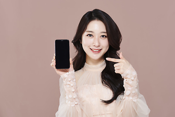 포토 JPG 스튜디오촬영 응시 드레스 여자 실내 한명 미소 들기 상반신 20대 성인 앞모습 스마트폰 화장 뷰티 한국인 가리킴 청순 의료성형뷰티 성인여자한명만 갈색배경 국내포토 1 시선 옷 뷰포인트 백그라운드 컨셉 모션 표정 사람 동양인 손짓 청년 내부 핸드폰 스마트기기 갈색 여자한명만 성인여자만 파일형식