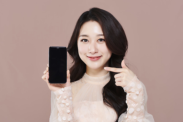 포토 JPG 스튜디오촬영 응시 드레스 여자 실내 한명 미소 들기 상반신 20대 성인 앞모습 스마트폰 화장 뷰티 한국인 가리킴 청순 의료성형뷰티 성인여자한명만 갈색배경 국내포토 1 시선 옷 뷰포인트 백그라운드 컨셉 모션 표정 사람 동양인 손짓 청년 내부 핸드폰 스마트기기 갈색 여자한명만 성인여자만 파일형식