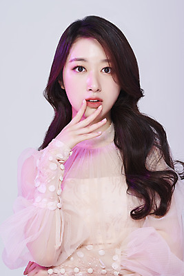 포토 JPG 스튜디오촬영 응시 드레스 여자 회색배경 실내 한명 손짓 상반신 20대 성인 앞모습 화장 뷰티 한국인 청순 의료성형뷰티 성인여자한명만 국내포토 1 시선 옷 뷰포인트 백그라운드 컨셉 모션 사람 동양인 청년 내부 회색 여자한명만 성인여자만 파일형식