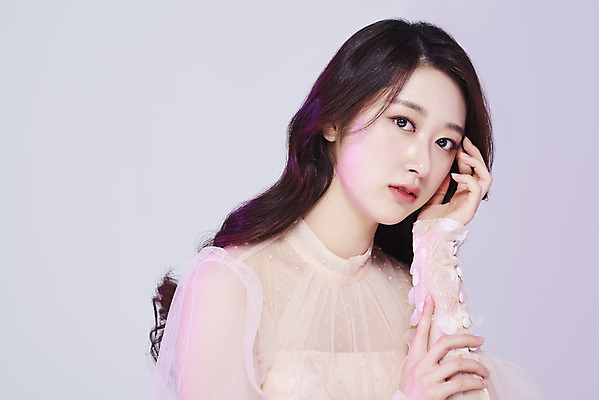 포토 JPG 스튜디오촬영 응시 드레스 여자 회색배경 실내 한명 손짓 상반신 20대 성인 앞모습 화장 뷰티 한국인 청순 의료성형뷰티 성인여자한명만 국내포토 1 시선 옷 뷰포인트 백그라운드 컨셉 모션 사람 동양인 청년 내부 회색 여자한명만 성인여자만 파일형식